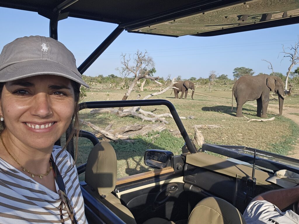 ענת סרי ברכב ספארי וברקע פילים