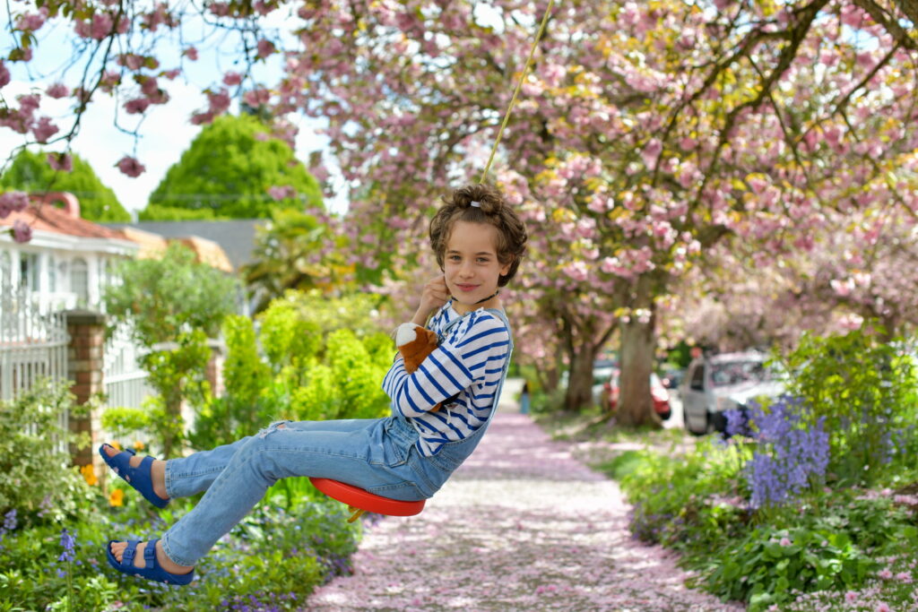 הבת של גלית על נדנדה